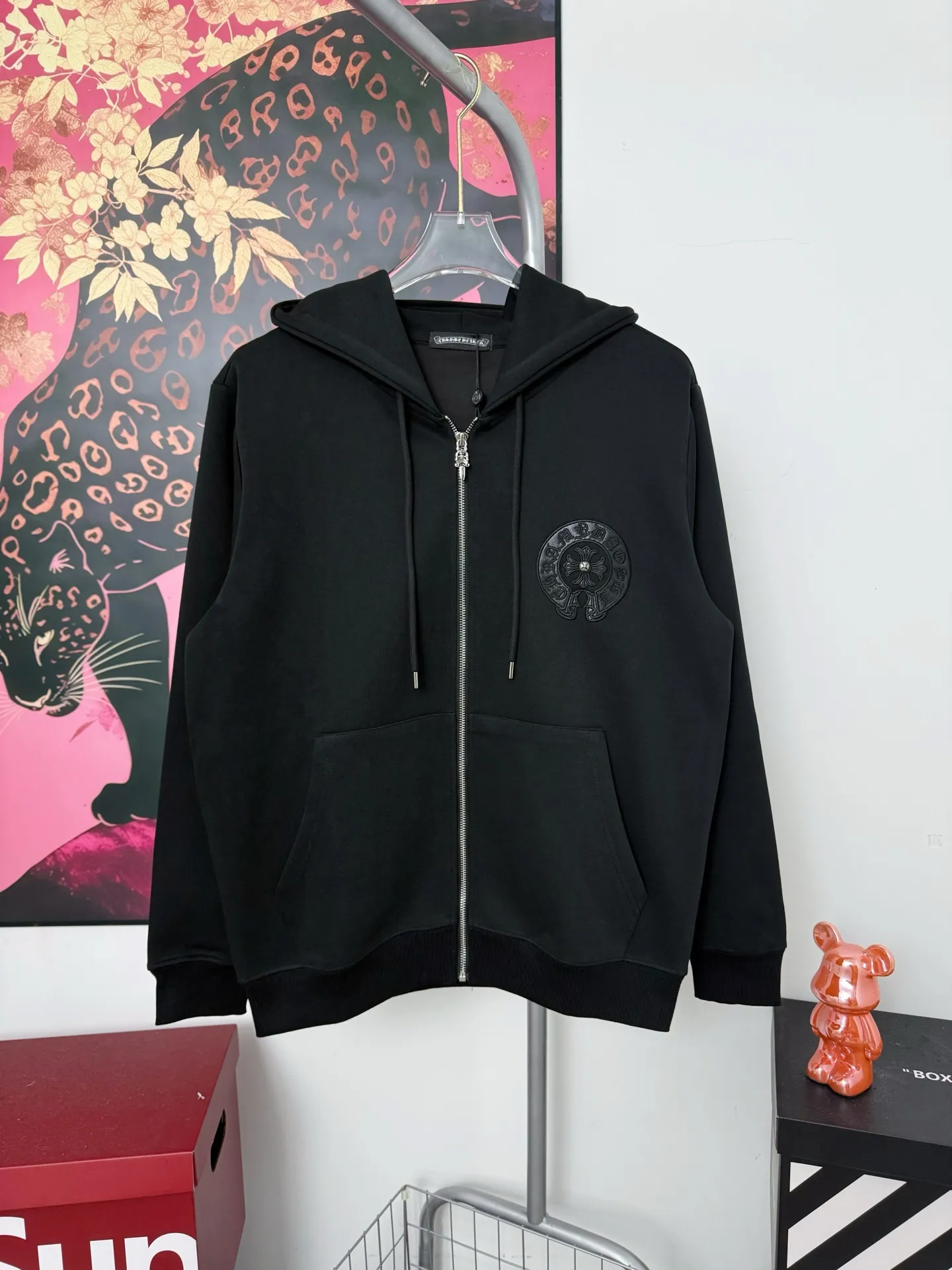 P330 Chrome Heart patchwork leather rivet heavy embroidery hooded jacket ChromeHearts counter same style Hat thousands of needles heavy embroidery letters Original custom hardware zippers The details are restored in place Very textured on the handle Three-dimensional and atmospheric Versatile and easy to wear in autumn Simple and elegant Using the os version The upper body effect is great Suitable for all body types Soft and comfortable Front CH Sanskrit embroidered letters ➕ Back horseshoe Sanskrit large leather label Small mark on the hem Machine washable No fading, no deformation, complete accessories, original mold opening, perfect restoration of zp 2:1, same style for men and women, versatile and easy to match, size s m l xl color black